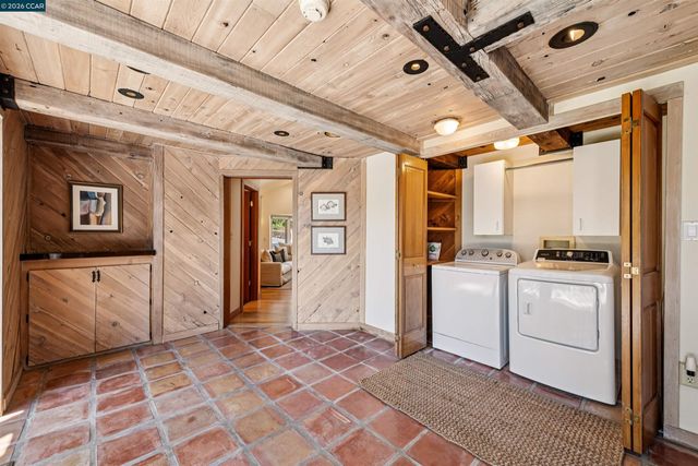 90 Overhill Rd, Orinda, CA 94563