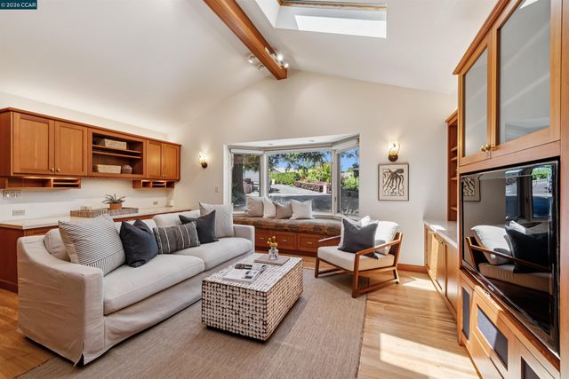 90 Overhill Rd, Orinda, CA 94563