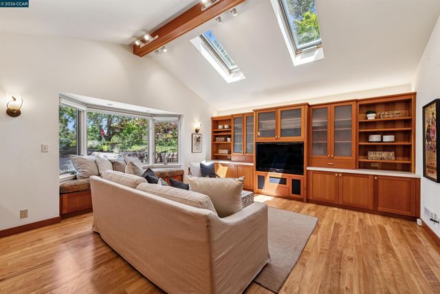 90 Overhill Rd, Orinda, CA 94563