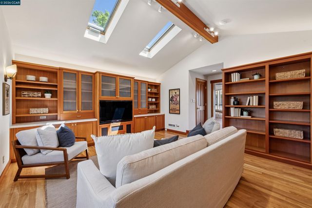 90 Overhill Rd, Orinda, CA 94563