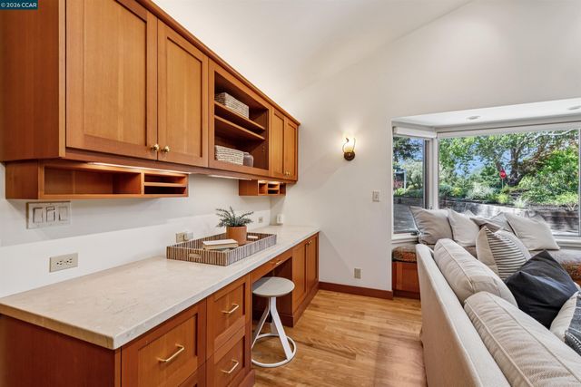 90 Overhill Rd, Orinda, CA 94563