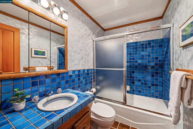 90 Overhill Rd, Orinda, CA 94563