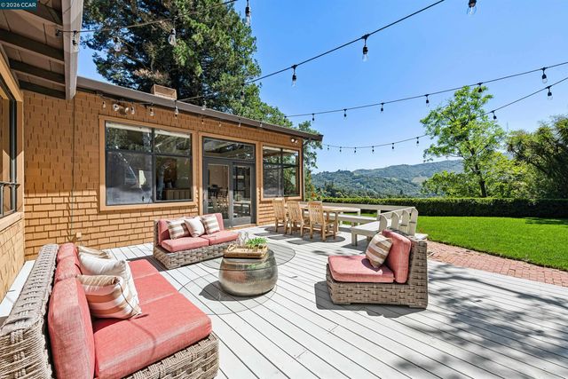 90 Overhill Rd, Orinda, CA 94563