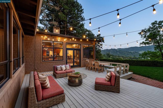90 Overhill Rd, Orinda, CA 94563