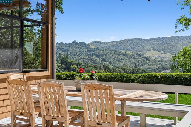 90 Overhill Rd, Orinda, CA 94563