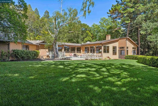 90 Overhill Rd, Orinda, CA 94563