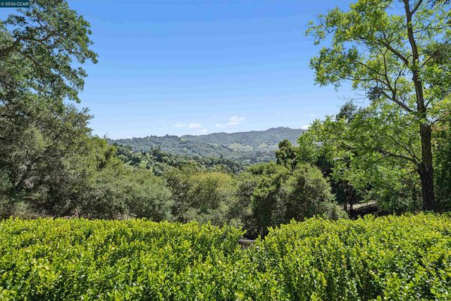 90 Overhill Rd, Orinda, CA 94563