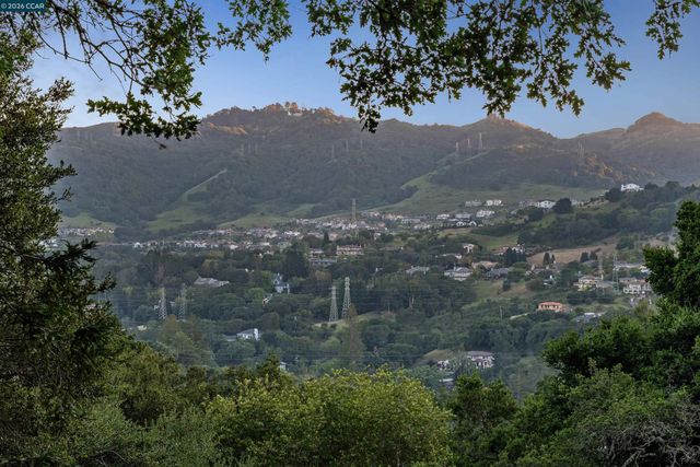 90 Overhill Rd, Orinda, CA 94563