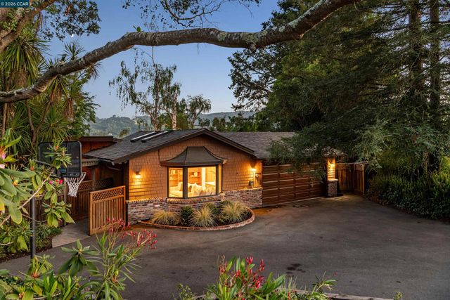 90 Overhill Rd, Orinda, CA 94563