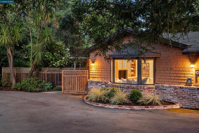 90 Overhill Rd, Orinda, CA 94563