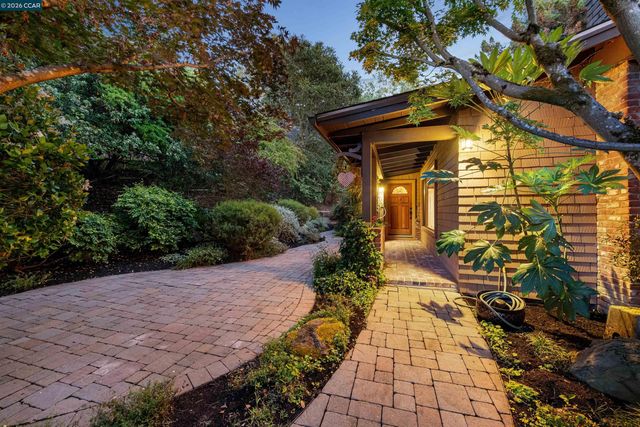 90 Overhill Rd, Orinda, CA 94563