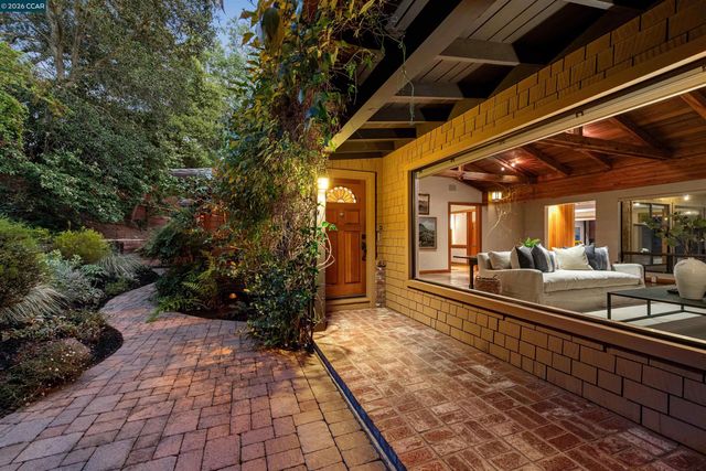 90 Overhill Rd, Orinda, CA 94563