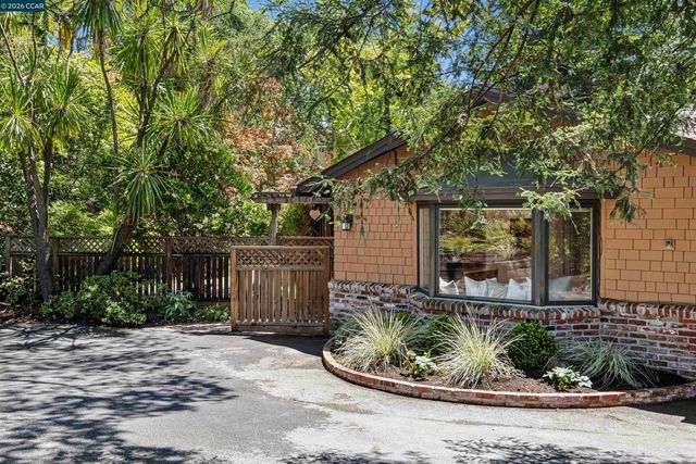 90 Overhill Rd, Orinda, CA 94563
