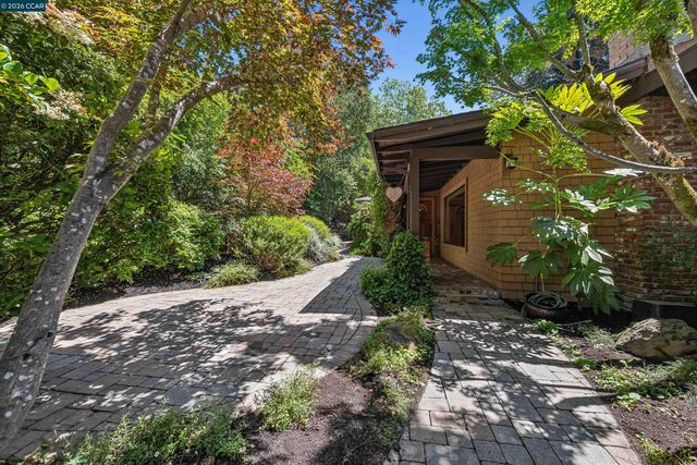 90 Overhill Rd, Orinda, CA 94563