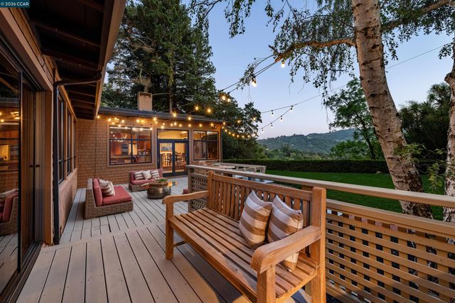90 Overhill Rd, Orinda, CA 94563