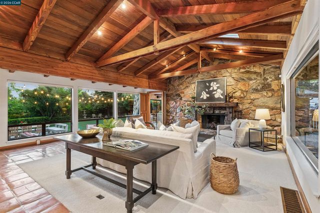90 Overhill Rd, Orinda, CA 94563