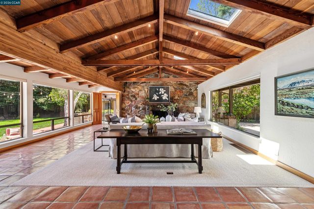 90 Overhill Rd, Orinda, CA 94563