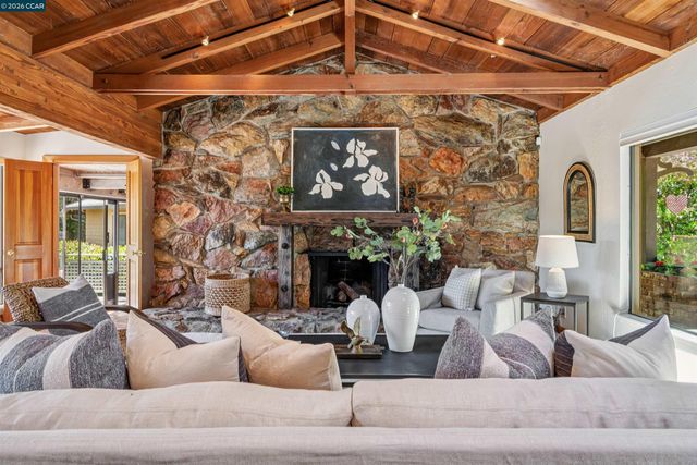 90 Overhill Rd, Orinda, CA 94563