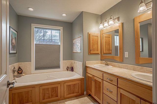 2729 Clay Creek Way, Ashland, OR 97520