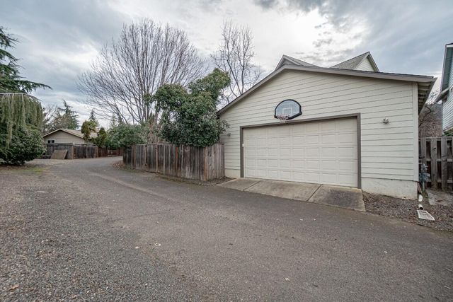 2729 Clay Creek Way, Ashland, OR 97520