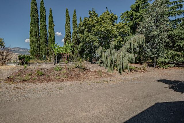 2729 Clay Creek Way, Ashland, OR 97520