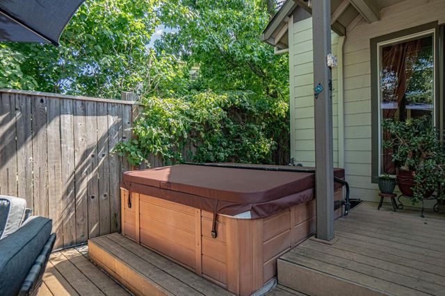 2729 Clay Creek Way, Ashland, OR 97520