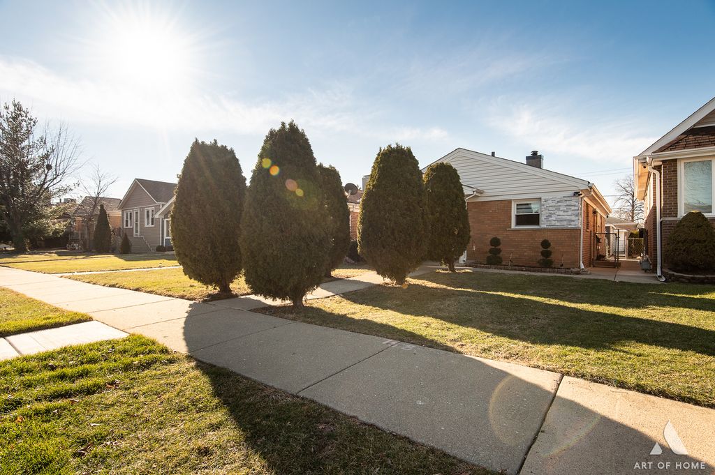 7828 Lotus Avenue, Burbank, IL 60459