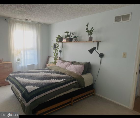 909 EAGLES CHASE DR, Trenton, NJ 08648