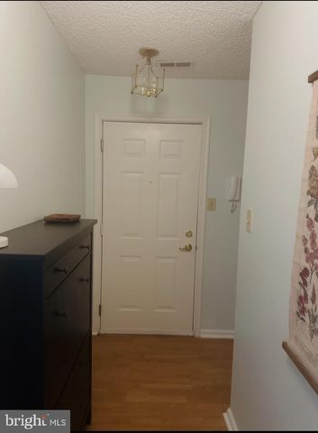 909 EAGLES CHASE DR, Trenton, NJ 08648