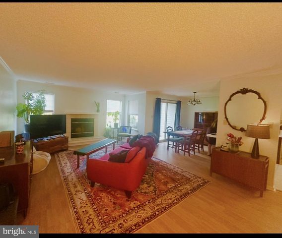909 EAGLES CHASE DR, Trenton, NJ 08648