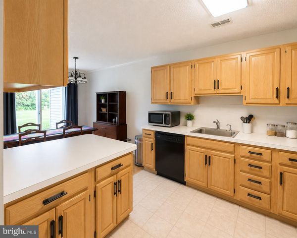 909 EAGLES CHASE DR, Trenton, NJ 08648