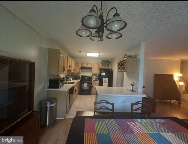 909 EAGLES CHASE DR, Trenton, NJ 08648