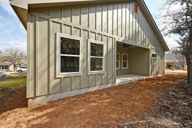 1 Happy Hollow LN, Wimberley, TX 78676