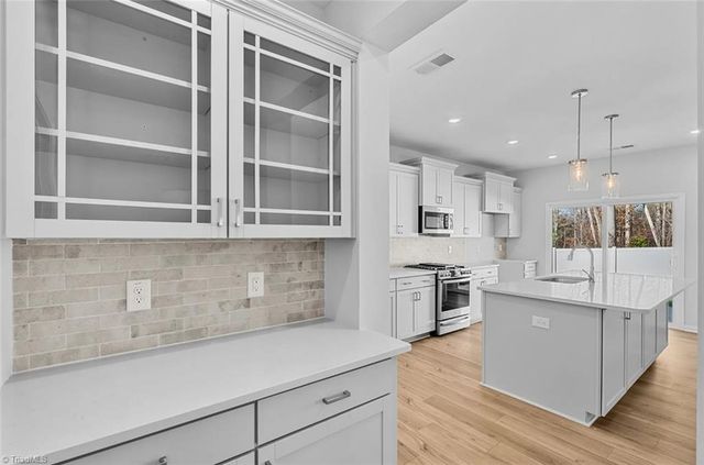 725 Cinnamon Hill Drive, Winston-salem, NC 27106