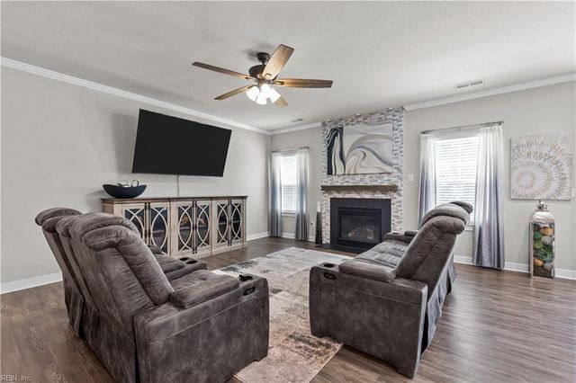 781 Big Bear LN, Chesapeake, VA 23323