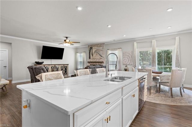 781 Big Bear LN, Chesapeake, VA 23323
