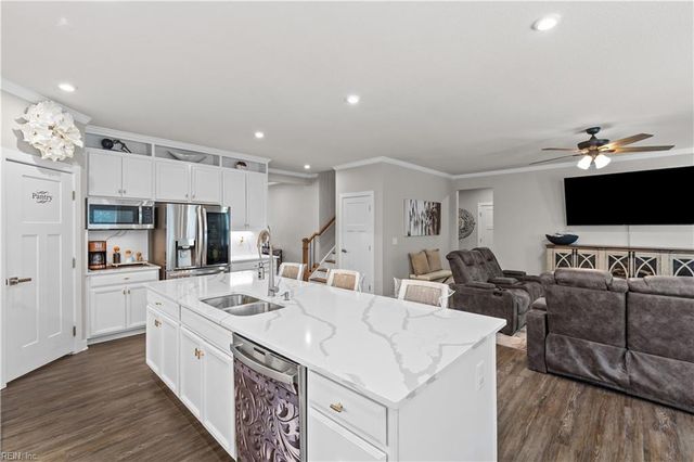 781 Big Bear LN, Chesapeake, VA 23323