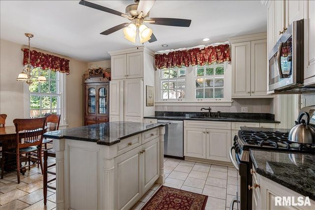 1525 S Wiggins Avenue, Springfield, IL 62704