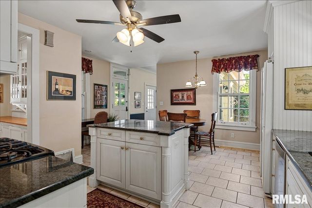 1525 S Wiggins Avenue, Springfield, IL 62704