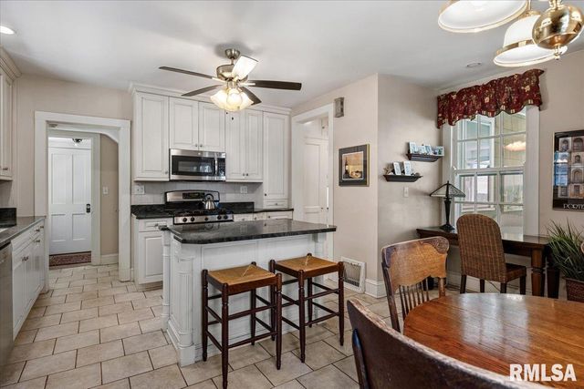 1525 S Wiggins Avenue, Springfield, IL 62704