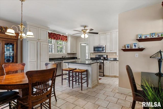 1525 S Wiggins Avenue, Springfield, IL 62704
