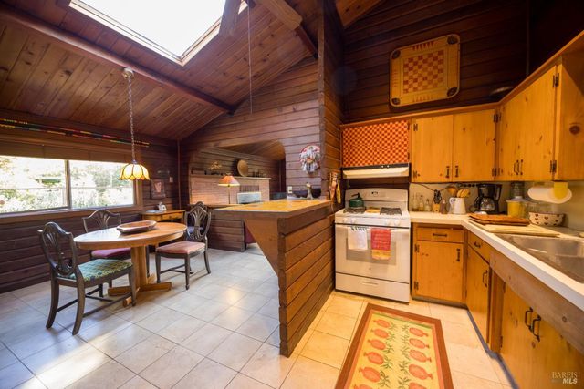 28678 River Rd, Cloverdale, CA 95425