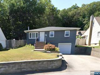 10 Sunrise Avenue, Bloomingdale, NJ 07403