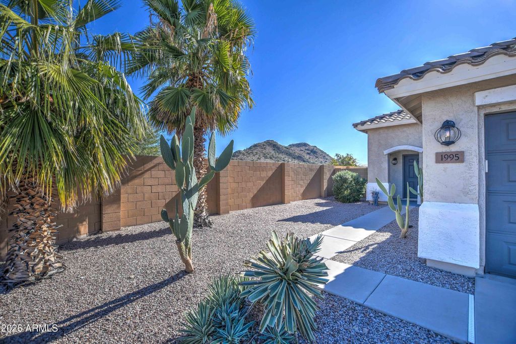 Image 2 of property listing at 1995 W KRISTINA Avenue, San Tan Valley, AZ 85144
