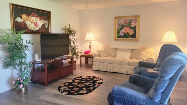 566 FAIRWAYS CIRCLE B, Ocala, FL 34472