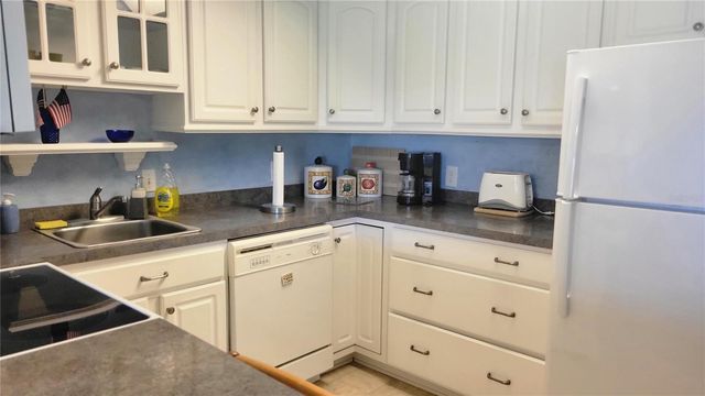 566 FAIRWAYS CIRCLE B, Ocala, FL 34472