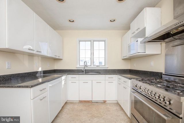 10 CONSTANCE DR, Hamilton, NJ 08620