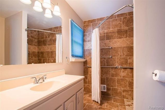 22734 Chestnut Tree, Novi, MI 48375