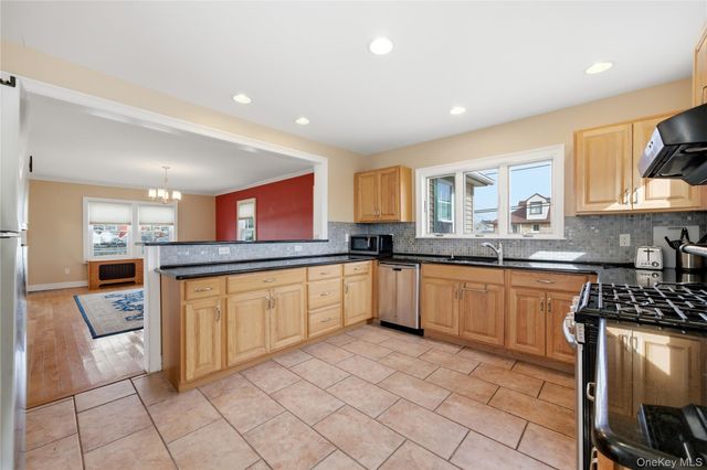 264 S Bayview Avenue, Amityville, NY 11701