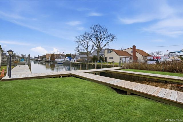 264 S Bayview Avenue, Amityville, NY 11701